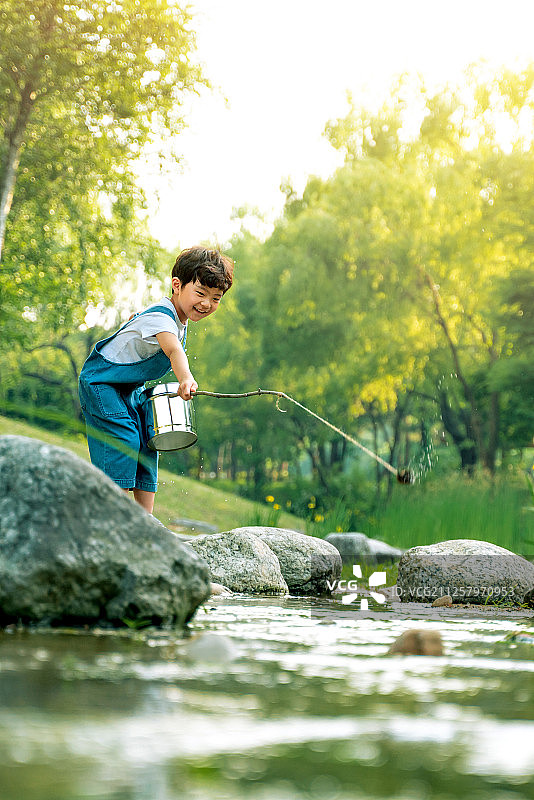 儿童、男孩、山谷、划水、暑假、夏天、玩耍、钓鱼、快乐、喜悦图片素材