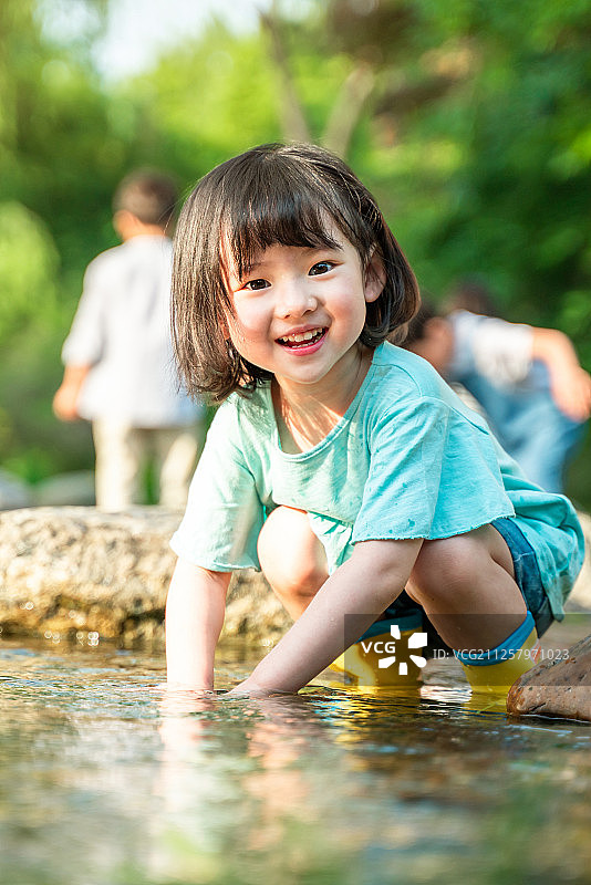 儿童在山谷中玩耍：夏日旅行的欢乐图片素材