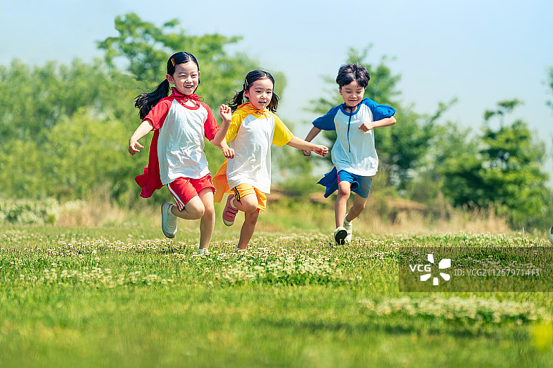 儿童，童年，小学生，幼儿园，草坪，嬉戏，幼儿教育，奔跑图片素材