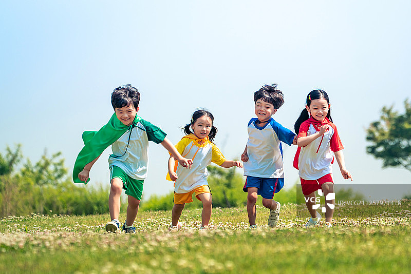 儿童，童年，小学生，幼儿园，草坪，玩耍，教育，跑步，朋友，喜悦，乐趣，幸福图片素材
