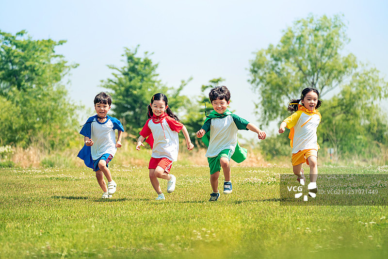 儿童，童年，小学生，幼儿园，草坪，玩耍，教育，跑步，朋友，快乐，幸福图片素材