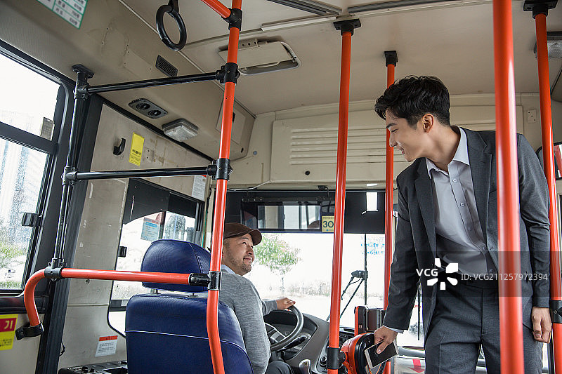 公共交通、手机和交通卡图片素材