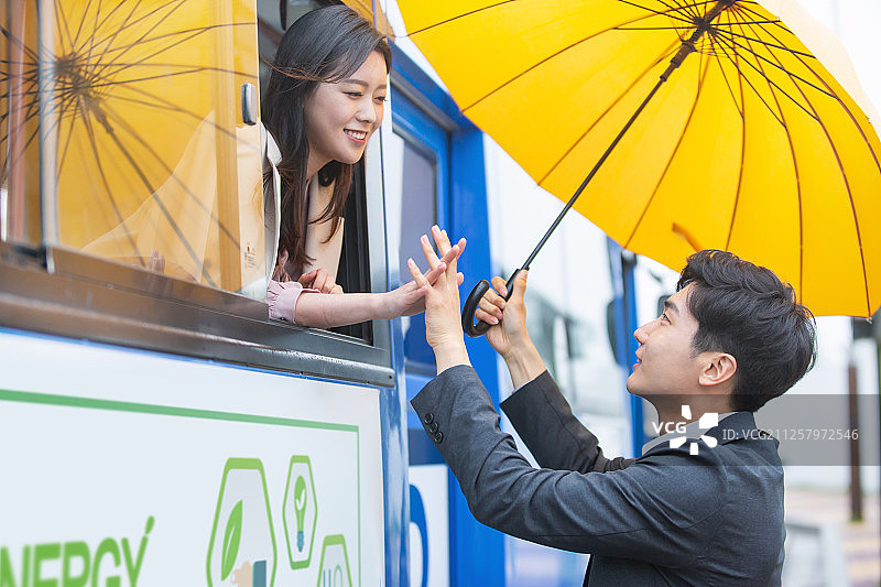 公交车、雨伞与雨季图片素材