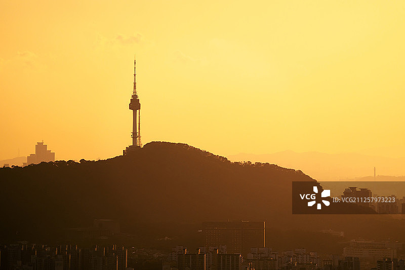 韩国首尔城市景观：南山和南山首尔塔图片素材