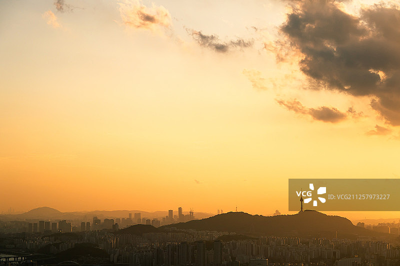 韩国首尔城市景观：南山与首尔塔图片素材
