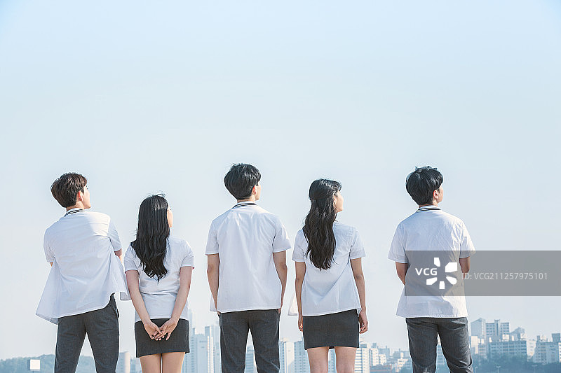 穿着校服、面带微笑、充满希望的中国高中生图片素材