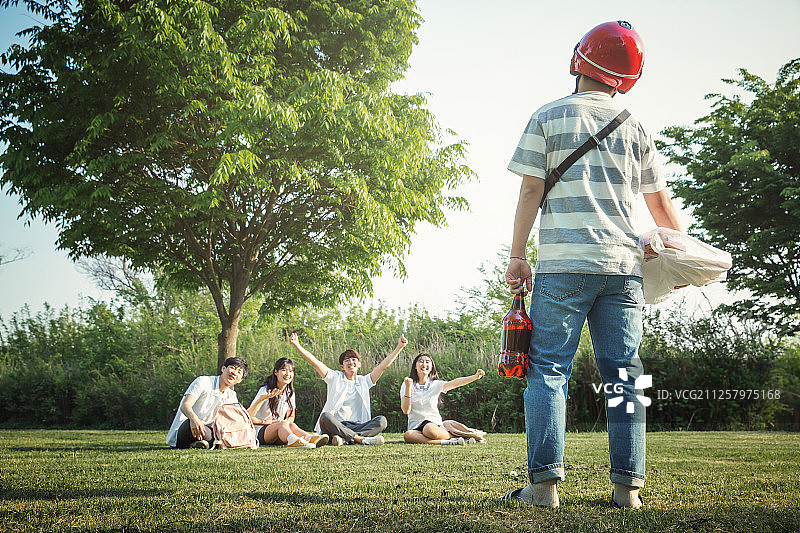 穿着校服在公园放松的高中生图片素材