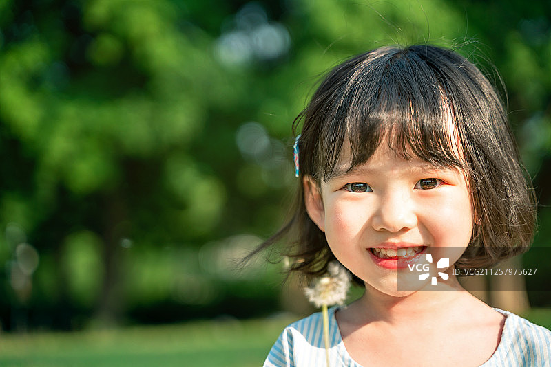 儿童幼儿园女孩假期纯洁快乐蒲公英微笑欢笑喜悦幸福快乐图片素材
