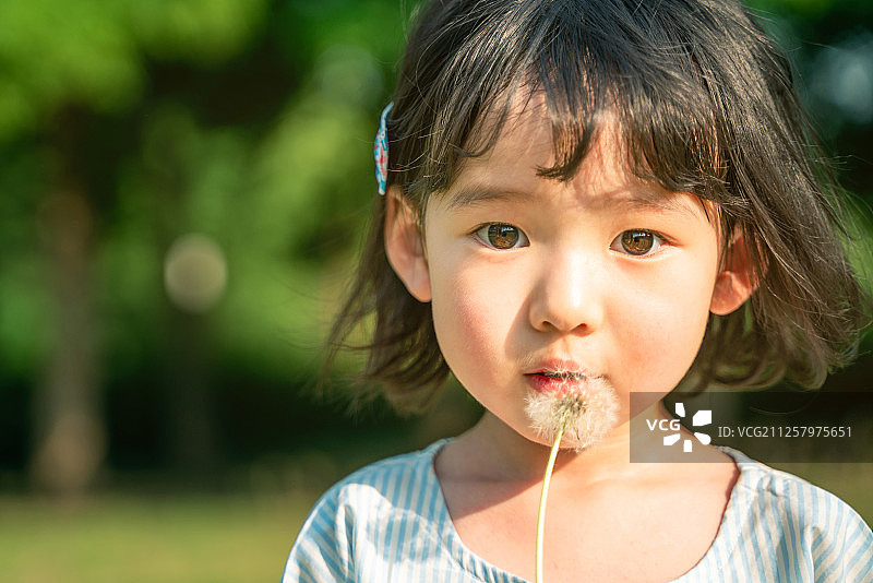 儿童幼儿园女孩暑假纯洁天真眼睛凝视图片素材