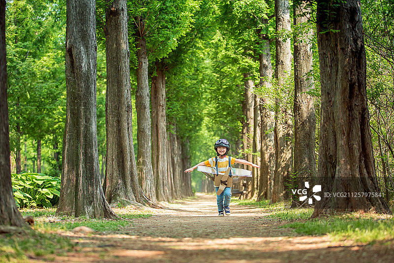 儿童小学幼儿园男孩暑假快乐图片素材