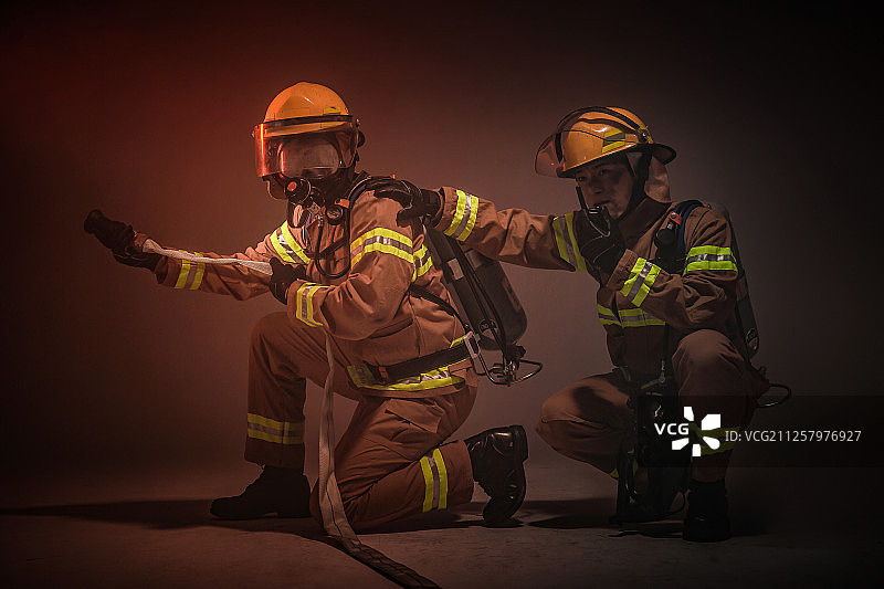 消防员、火灾、事故、火焰、救援、浇水、消防水带图片素材