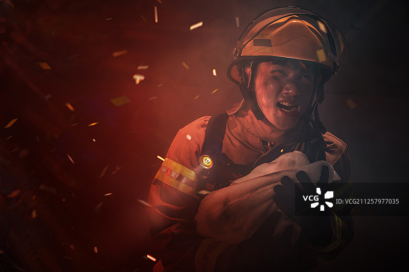 消防英雄紧急火灾救援与逃生图片素材