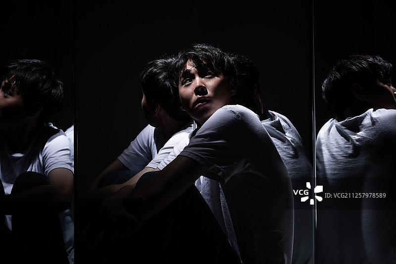 身份、自卑、压力、绝望、失落、克制、恐惧图片素材