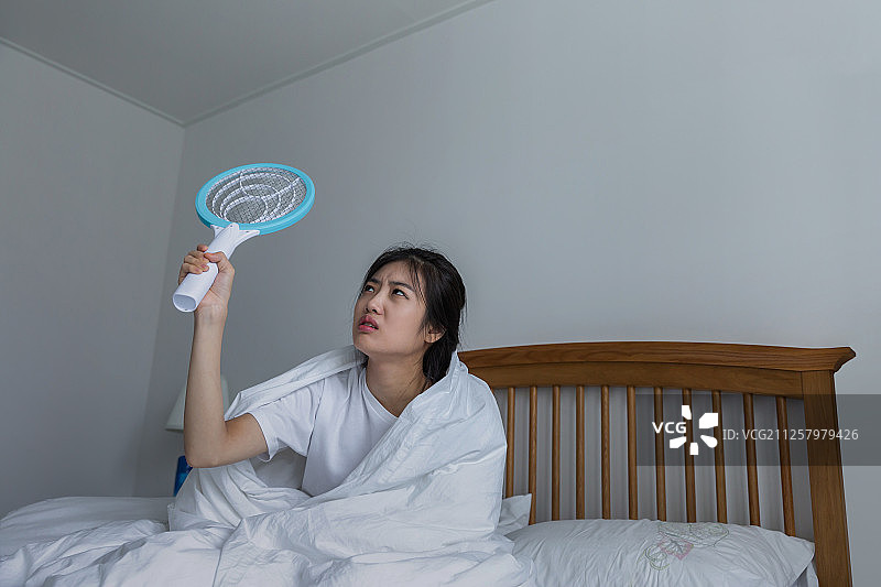 夜晚蚊虫侵扰图片素材