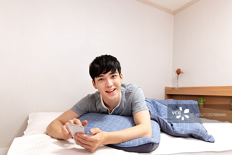生活方式，智能手机，卧室图片素材