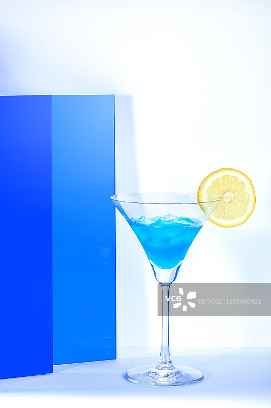 亚克力蓝色夏威夷鸡尾酒图片素材