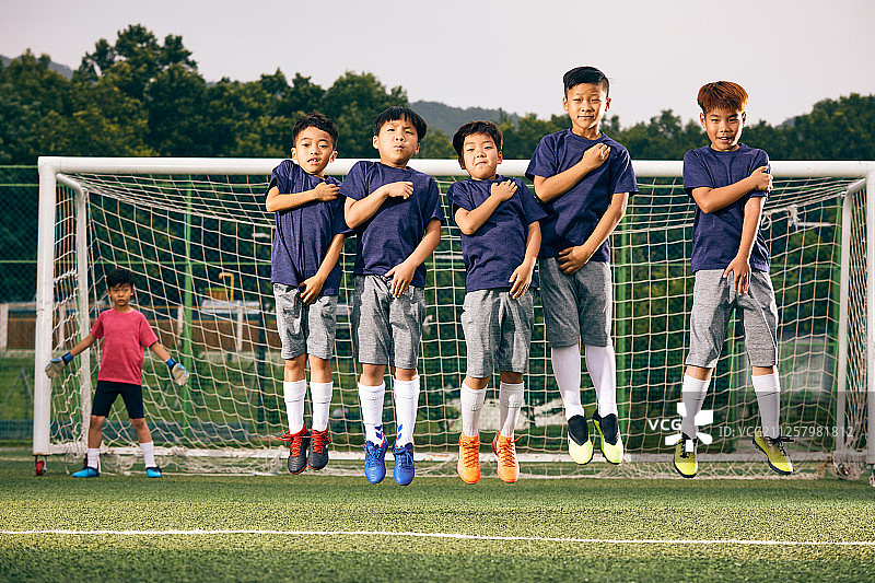 足球、足球场、儿童足球、防守图片素材