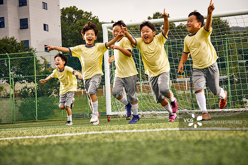 小学生、足球、儿童足球、足球运动员、团队合作、朋友、仪式图片素材