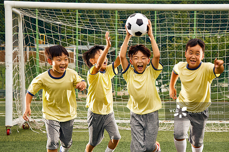 小学生、足球、儿童足球、足球运动员、团队合作、朋友、仪式图片素材