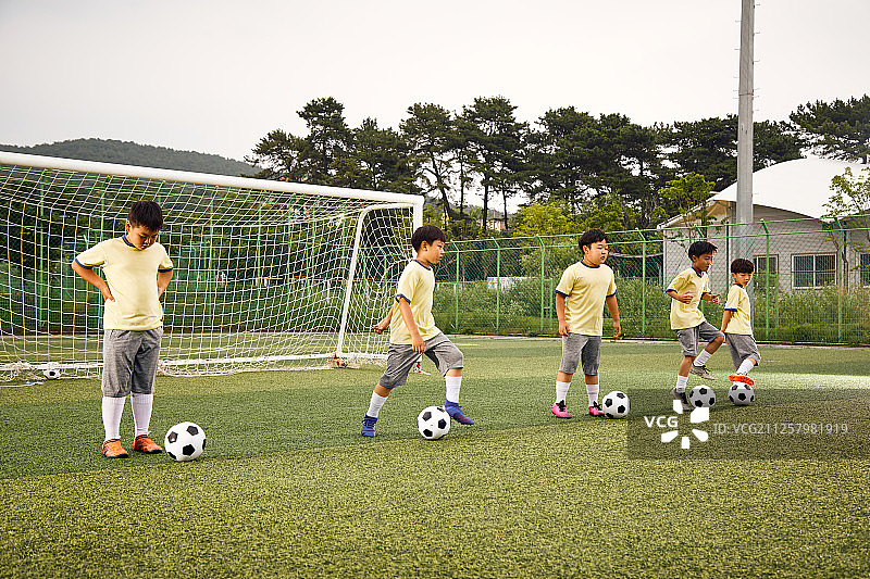 小学生足球运动训练图片素材