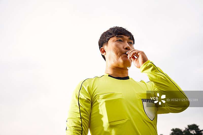 运动：足球裁判吹口哨图片素材