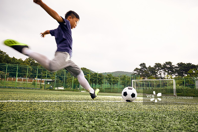 足球、足球、儿童足球、足球鞋、射门图片素材