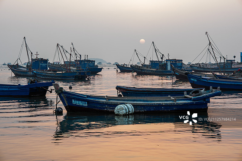 停泊的渔船图片素材