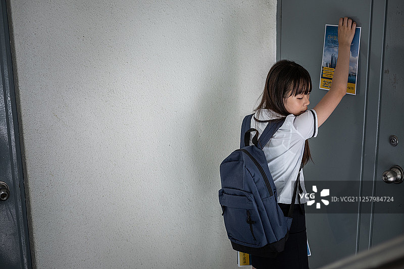 穿校服的少女：忧虑、贫困与兼职宣传单图片素材