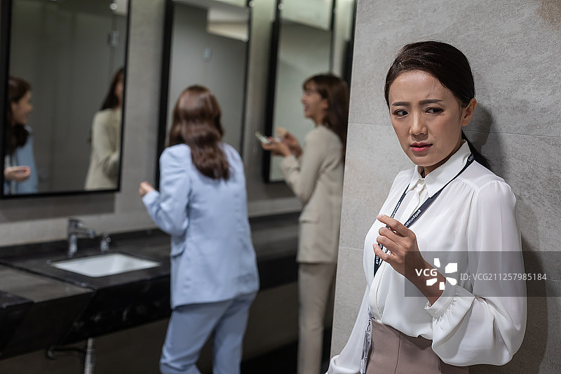 生活方式，厕所，八卦，女商人，欺凌图片素材