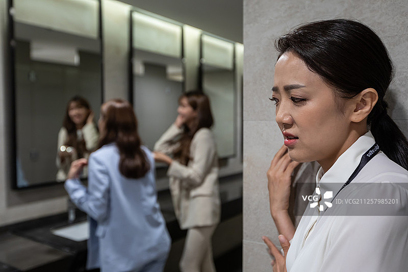 生活方式，厕所，八卦，女商人，欺凌图片素材