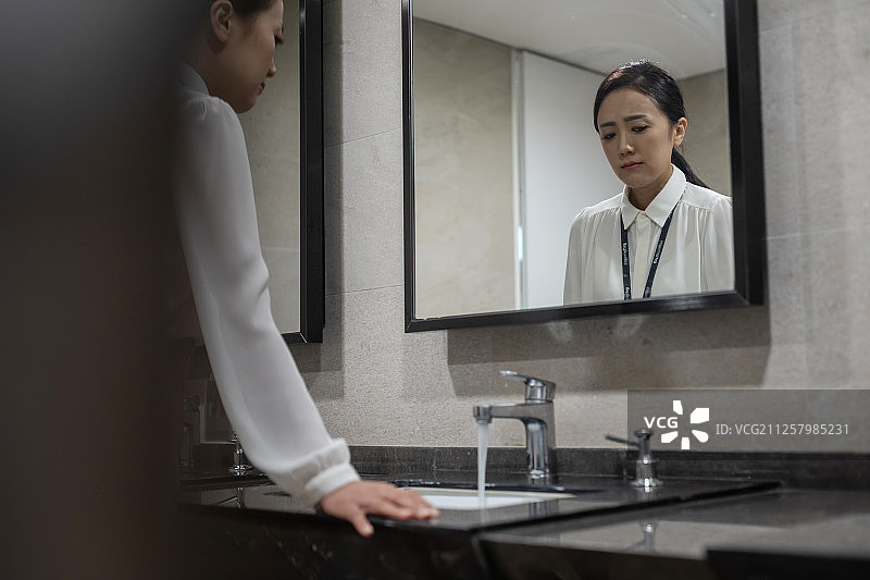 职场妈妈：压力与不满图片素材