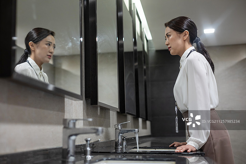 职场妈妈：压力与不满图片素材