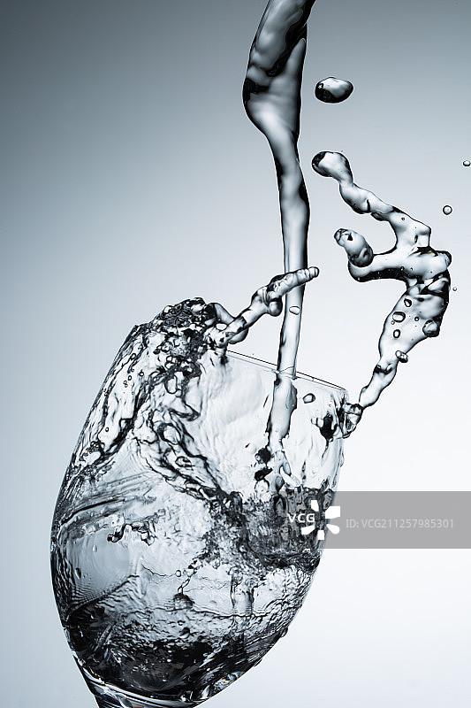 水、波浪、涟漪、水滴、酒杯、饮料、冷饮摄影图片素材