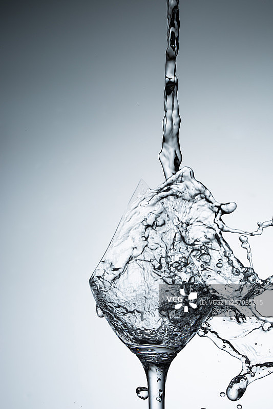 工作室拍摄：水波纹背景、酒杯和冷饮图片素材