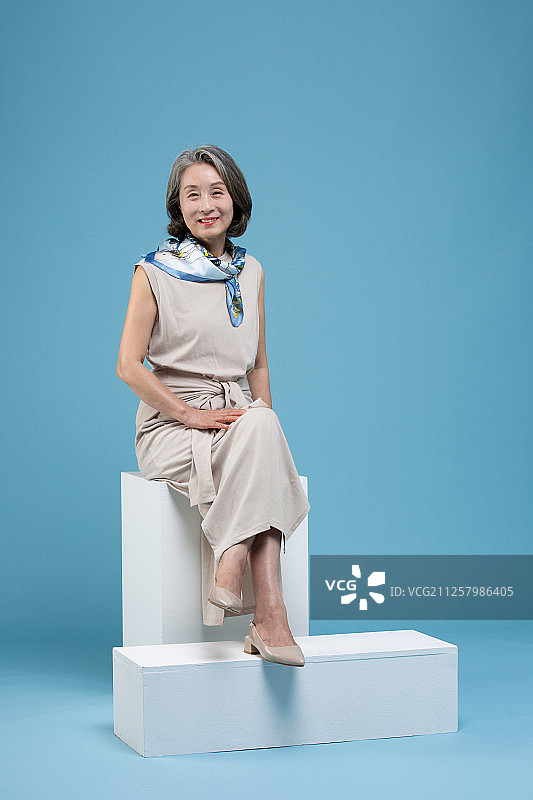 老年妇女的女性魅力、优雅、时尚和微笑图片素材