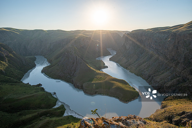 太阳照耀在鳄鱼湾上图片素材