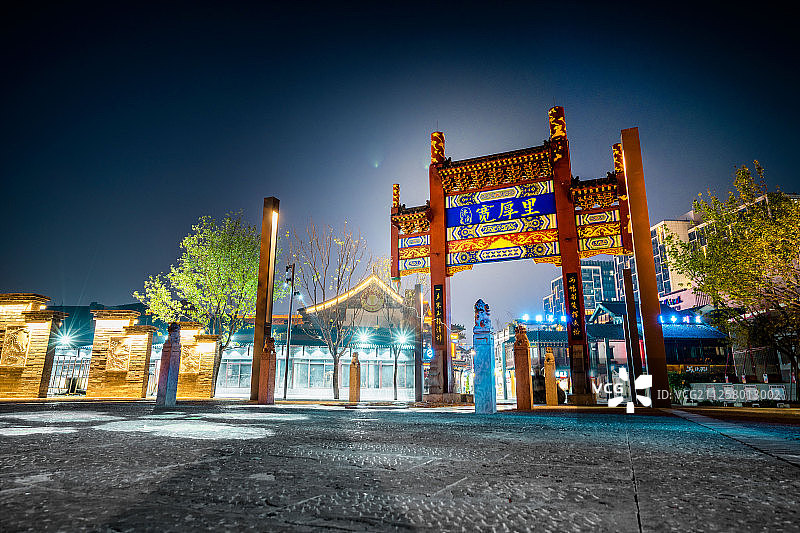 中国山东省济南市大明湖风景区宽厚里小吃街牌坊夜景图片素材