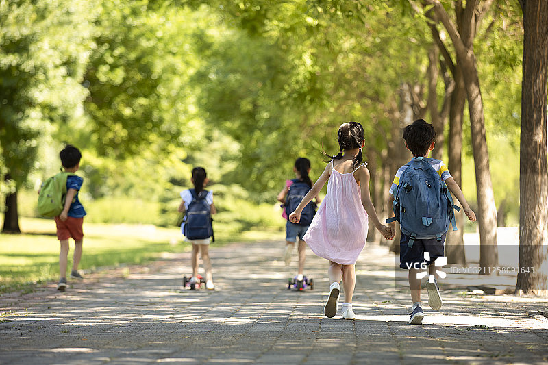 快乐的儿童去上学图片素材