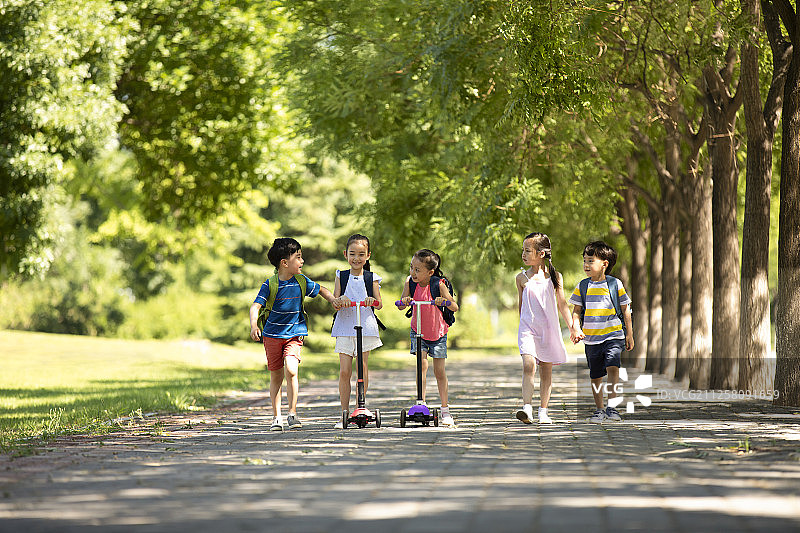 快乐的儿童去上学图片素材