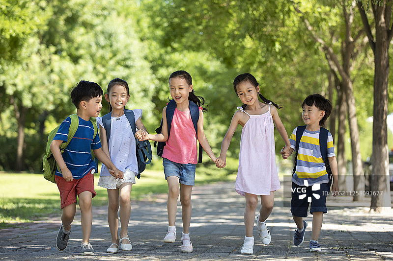 孩子们背着书包去上学图片素材