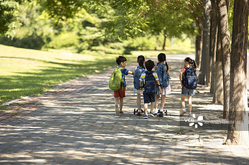 孩子们背着书包去上学图片素材
