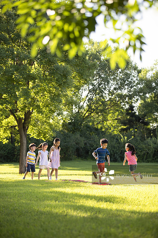快乐的儿童在草地上玩耍图片素材