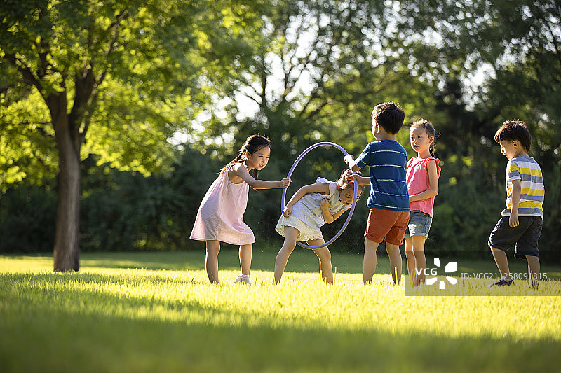 快乐的儿童在草地上玩耍图片素材