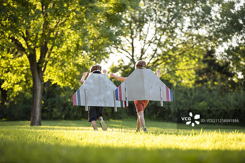 小男孩在草地上玩耍图片素材