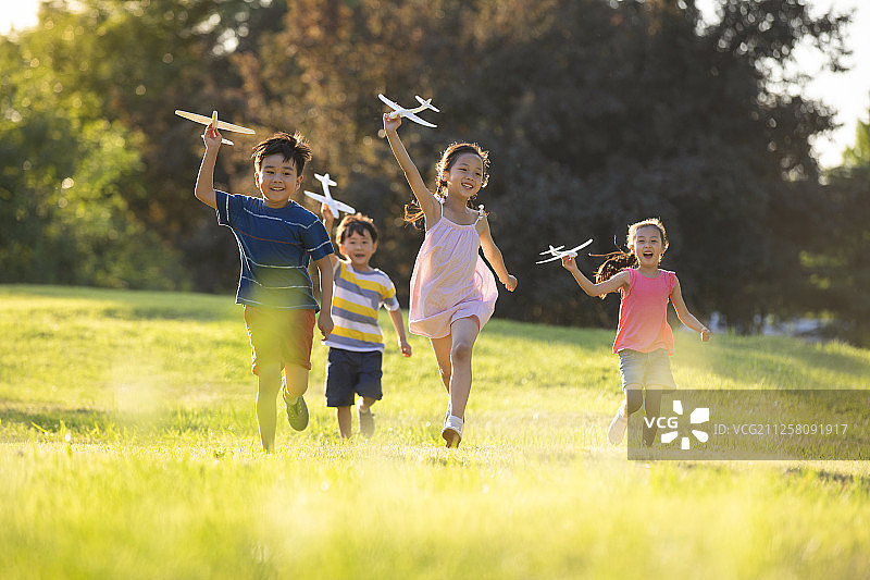 快乐的儿童在草地上玩耍图片素材