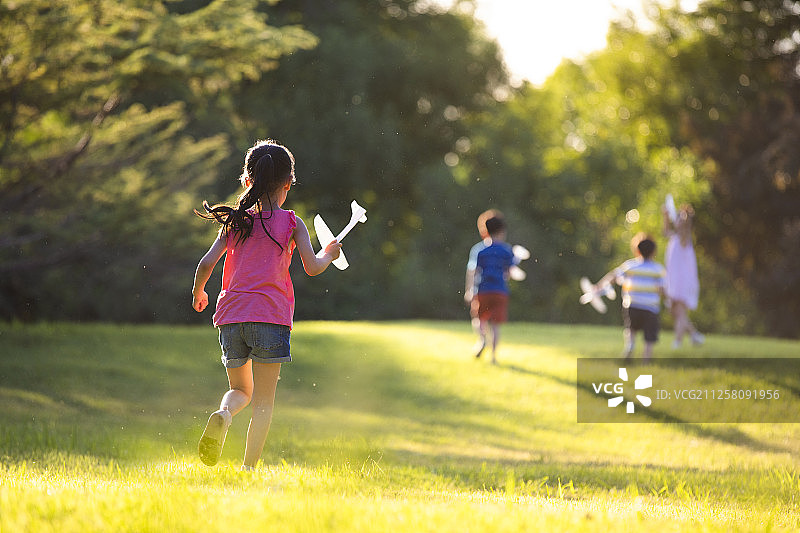 儿童在草地上玩耍图片素材