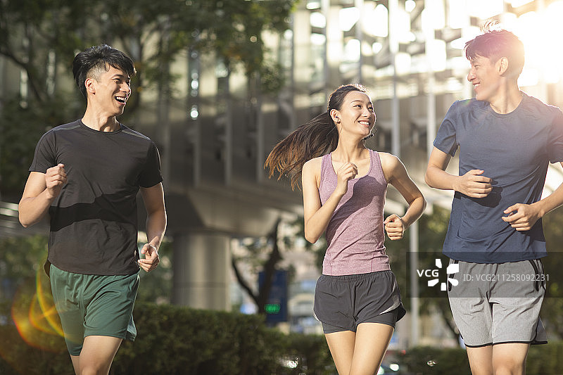 年轻人户外跑步图片素材