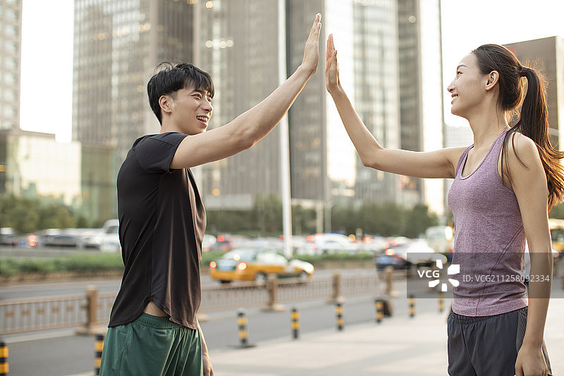 年轻情侣户外跑步图片素材