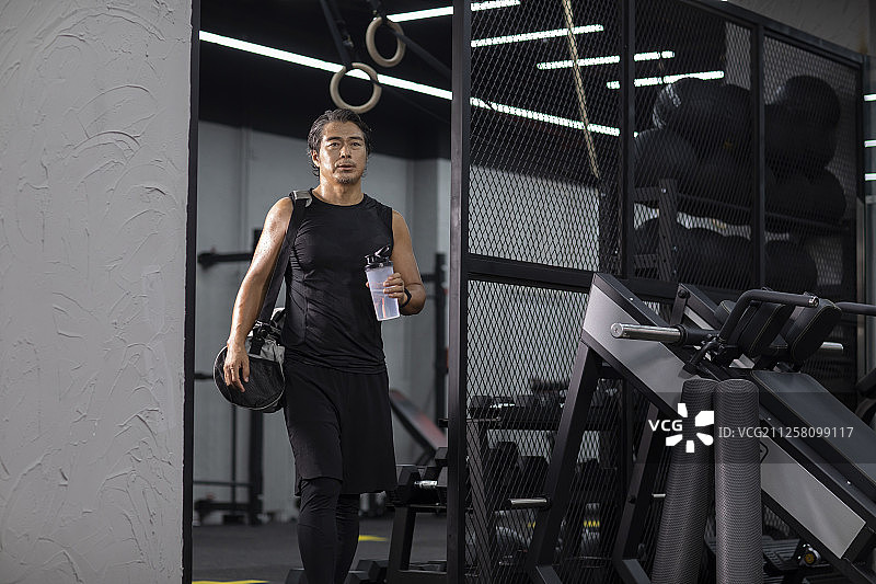 成熟男士在健身房健身图片素材