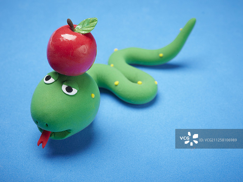 苹果泥塑蛇雕像图片素材